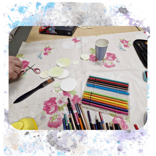 Atelier créatif de développement personnel avec collage, écriture et expression artistique